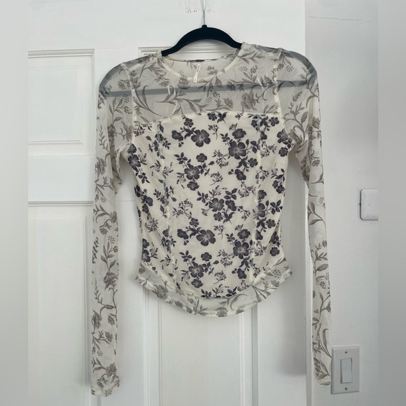 Free people long sleeve 
Worn once great condition - Picture 2 of 5